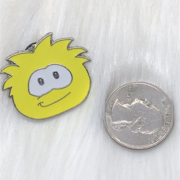 🔮 5/$25 Disney Club Penguin Puffles Yellow Puffle Pin‎ - Picture 2 of 3